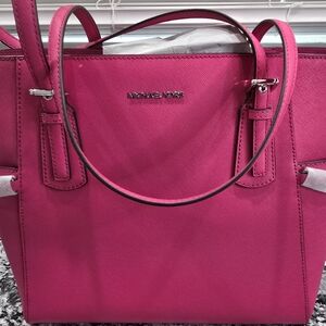 NWOT Michael Kors Voyager East West Logo Tote Leather Bag